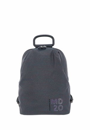 Sac à dos en nylon noir de forme arrondie, surface texturée, double poignée supérieure et logo "MD 20" avec des accents irisés. Sangles latérales réglables.