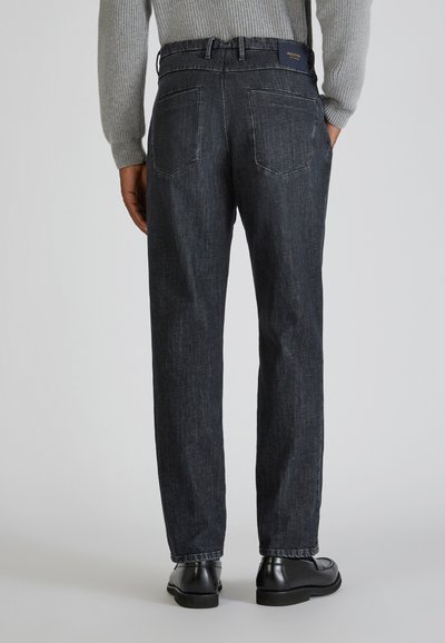 Pantaloni in denim scuro con vestibilità a gamba dritta, caratterizzati da un semplice design della tasca posteriore e una cintura robusta. Tessuto testurizzato con dettagli minimi.