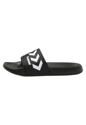 Sandale noire en caoutchouc, dotée d'une large lanière avec un motif en chevron blanc et un logo. Semelle plate avec un dessus texturé pour une meilleure adhérence.