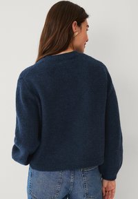 Ellos Collection MIT LANGEN PUFFÄRMELN - Strickjacke - marine