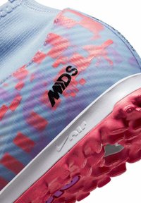 Scarpa da ginnastica azzurro chiaro con motivi digitali in rosa e viola, dotata di una tomaia texturizzata, marchio nero e una suola in gomma rosa.