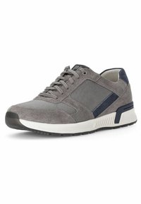 Graue Wildleder- und Mesh-Sneaker mit navyblauen Akzenten und weißer Sohle; verfügt über eine Schnürung, abgerundete Zehenpartie und strukturierte Einsätze.