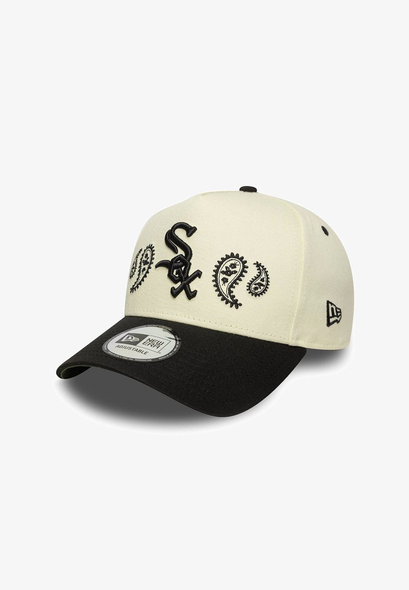 Casquette blanche avec visière noire ornée du logo "Sox" brodé en noir et de motifs paisley. Sangle ajustable et tissu texturé sur la visière.