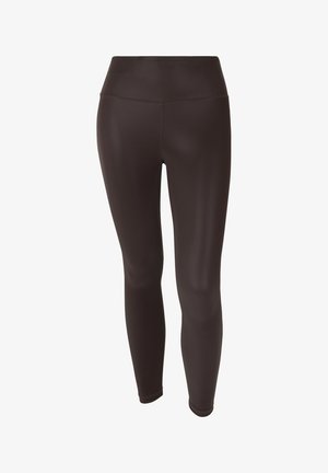 Leggings extensibles de couleur brun foncé avec une taille haute. Présentent une texture lisse et brillante ainsi qu'une coupe ajustée sans coutures visibles.