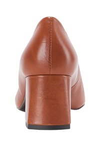 Pumps alto in pelle marrone con tacco largo, texture liscia e silhouette elegante. Cuciture visibili lungo il retro.