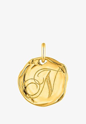 Colgante circular de oro con una superficie texturizada, que presenta una "N" mayúscula grabada en una fuente elegante. Pequeño lazo para su sujeción.