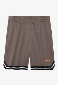 Szare sportowe szorty z elastycznym pasem, ozdobione czarno-białymi paskami na dole i pomarańczowym logo z przodu.