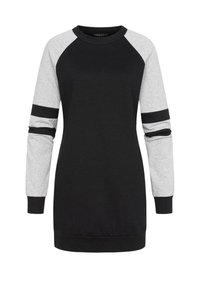 Robe-sweat à manches longues noire et grise avec des manches raglan, présentant des accents gris sur les bras et des rayures noires sur les manches. Matériau doux, style à enfiler.