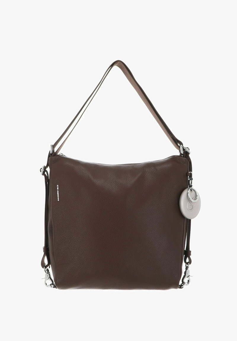 Sac d'épaule en cuir marron avec une surface texturée, des ferrures argentées, un charme détachable et une sangle réglable pour plus de commodité.