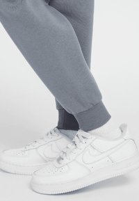 Nike Sportswear CLUB UNISEX - Treningo apatinė dalis - smoke grey/white/(game royal)