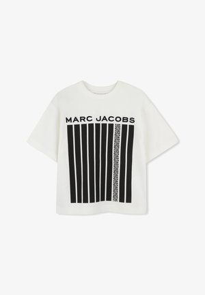 T-shirt bianco a maniche corte con audaci righe nere e il testo "MARC JACOBS" nella parte superiore. Tessuto in cotone, vestibilità rilassata. Leggera texture.