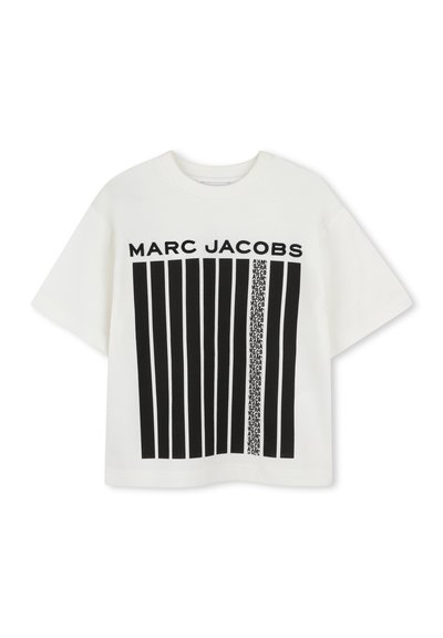 Witte t-shirt met korte mouwen, voorzien van opvallende zwarte strepen en de tekst "MARC JACOBS" bovenaan. Van katoen, met een ontspannen pasvorm. Subtiele textuur.