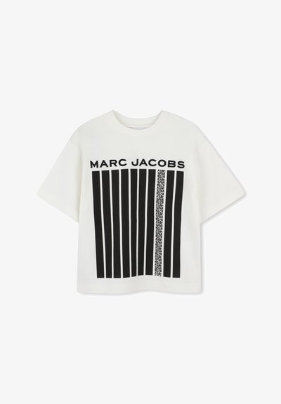 T-shirt blanc à manches courtes avec des rayures noires audacieuses et le texte "MARC JACOBS" en haut. Tissu en coton, coupe décontractée. Texture subtile.