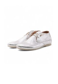 Zapatos plateados con cordones, de acabado texturizado y reflectante, y un perfil bajo. Presentan cordones de color claro y una suela plana y transparente.