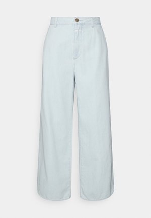 Lyseblå jeans med brede ben og høj talje, foran lukkes med knapper og lynlås, vist på en ensfarvet baggrund.