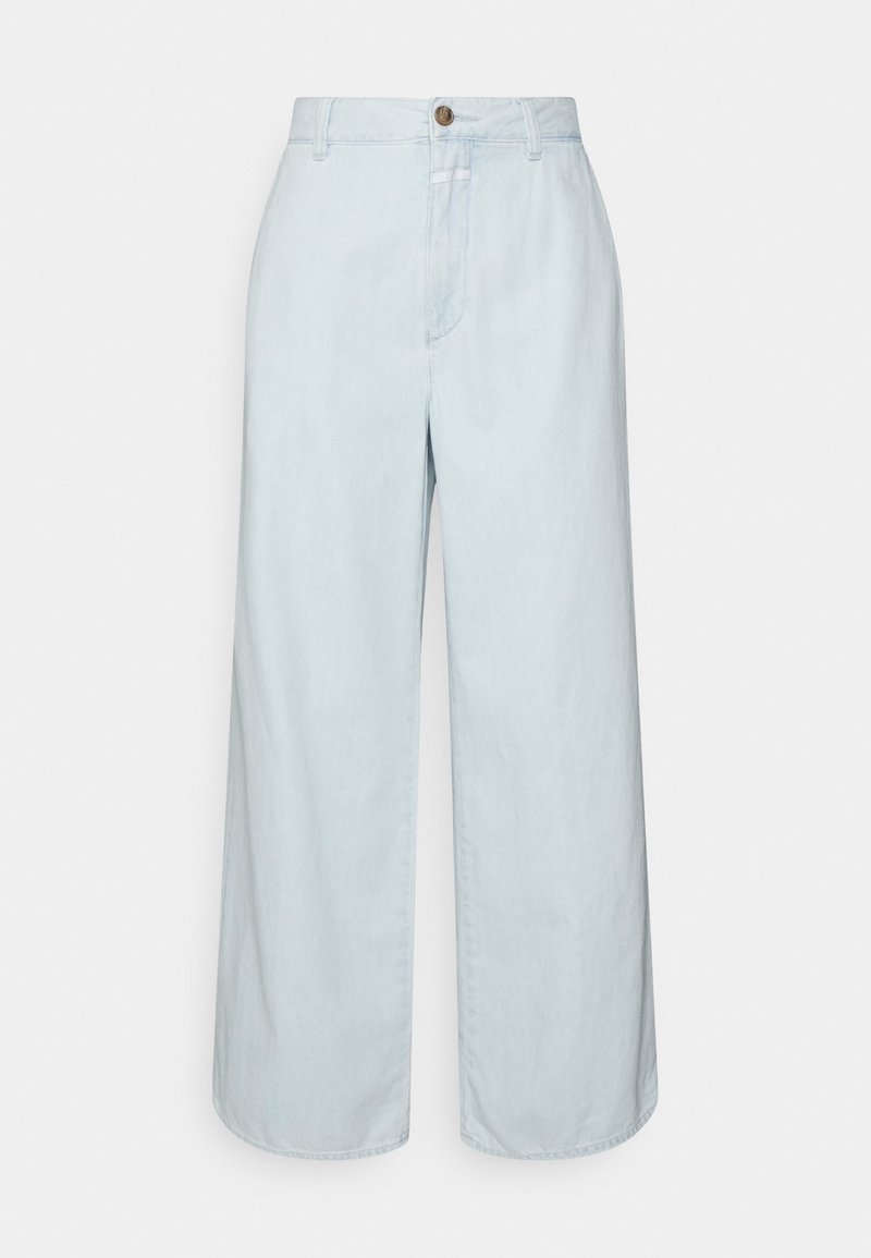 Jean bleu clair à jambes larges, taille haute, fermeture par boutons et zip à l’avant, présenté sur un fond uni.