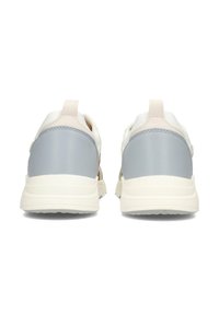 Zapatillas con una parte superior de malla blanca y un talón de cuero gris. Presentan un suave acento rosa en la parte trasera y una suela de goma texturizada.