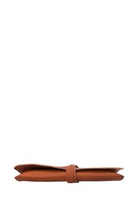 Brun läderrullväska med en slät yta, rundade kanter och ett omvikbart band för stängning. Minimalistisk design utan synlig hårdvara.
