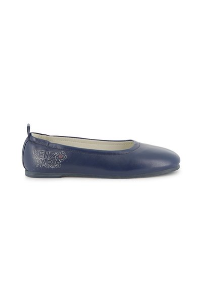 Marineblauwe leren ballerina met ronde neus, gevoerde binnenzool en logo-details. Zachte textuur en slanke rubberen zool.