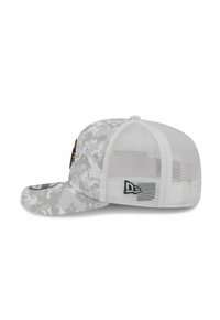 Graue Camo-Snapback-Mütze mit Netzrücken, gewölbtem Schild, gesticktem Logo-Detail und schwarzem Branding an der Seite.