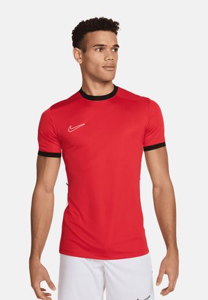 Rood sportshirt met zwarte accenten, korte mouwen en een wit Nike-logo op de borst. Gemaakt van glad, lichtgewicht materiaal.