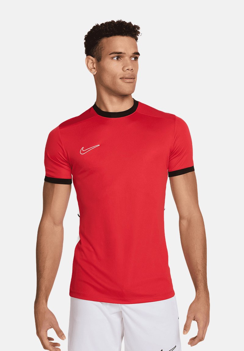 Maglietta sportiva rossa con rifiniture nere, maniche corte e logo Nike bianco sul petto. Realizzata in materiale leggero e liscio.