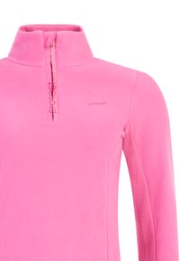 Pull polaire rose vif avec une fermeture éclair quart de zip et un col montant, avec un petit logo "protest" sur la poitrine et le panneau de la fermeture éclair.