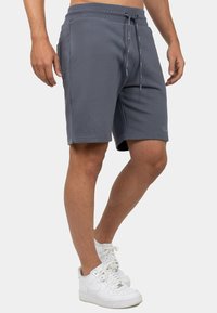 Grijze katoenen shorts van een katoenmix met een elastische tailleband, verstelbare koord, zijzakken en een subtiele logo-opdruk op het onderbeen.