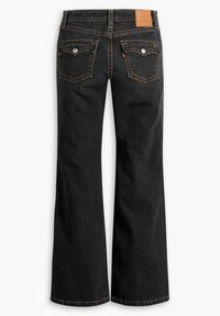Jeans acampanados de mezclilla negra con una cintura de altura media, bolsillos traseros con costuras decorativas y un parche de cuero con el logo en la cinturilla.