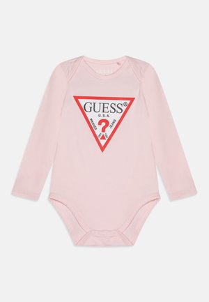 Bodysuit de mangas longas em rosa claro com um gráfico triangular vermelho com a inscrição "GUESS U.S.A" e um ponto de interrogação, feito de material de algodão macio.