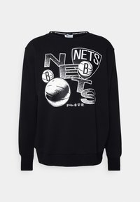 Felpa nera con grafica bianca che presenta il testo "NETS", grafiche di pallacanestro e un logo sul colletto. Materiale in miscela di cotone.