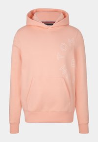 Felpa color pesca con cappuccio, tasca a marsupio e stampa bianca con la scritta "TOM HILFIGER" sul davanti in un design circolare.