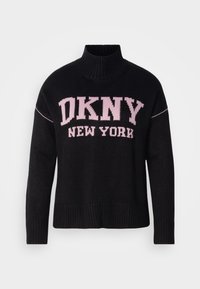 Czarny sweter z dzianiny z wysokim kołnierzem i prążkowanymi mankietami. Na przodzie wyróżnia się różowym napisem „DKNY NEW YORK”.