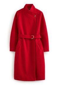 Manteau en laine rouge avec un col haut, une taille ceinturée et deux poches latérales. Présente un design enveloppant et une texture lisse.