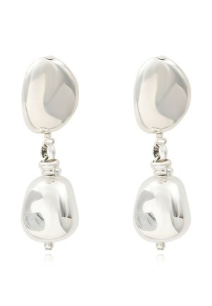 Boucles d'oreilles pendantes en argent avec un sommet organique arrondi et un drop plus grand, les deux avec une finition polie. Accents texturés présents.