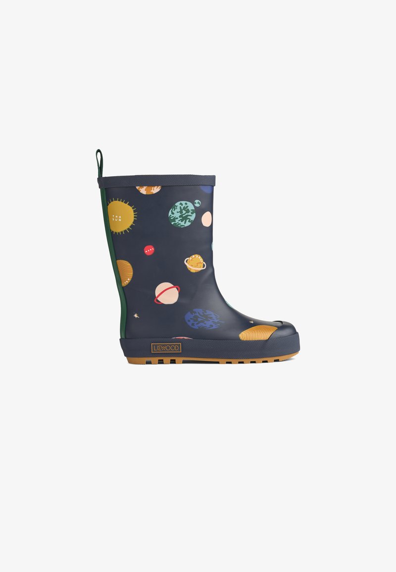 Botas de lluvia de goma en azul marino con ilustraciones coloridas de planetas, detalles en verde, suela texturizada y una pequeña cinta para tirar. Logo en el lateral.
