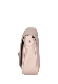 Borsa a tracolla in pelle beige con design piatto, pattina superiore e chiusura a scatto. Presenta cuciture bianche e una superficie liscia. Forma rettangolare compatta.