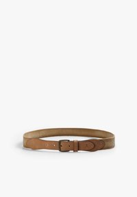 Cintura in pelle marrone chiaro con una texture liscia, dotata di una fibbia metallica e diversi fori per la regolazione, progettata per un aspetto elegante.