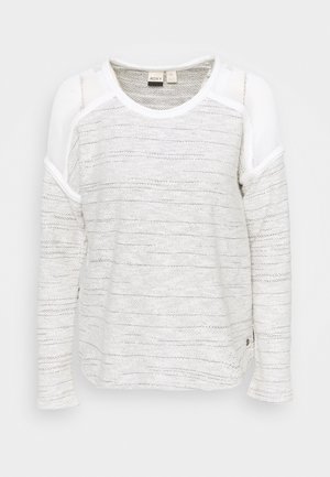 Weißes Sweatshirt mit langen Ärmeln und strukturiertem Strickmuster, mit Mesh-Ärmeln und rundem Halsausschnitt. Roxy-Label am Kragen sichtbar.