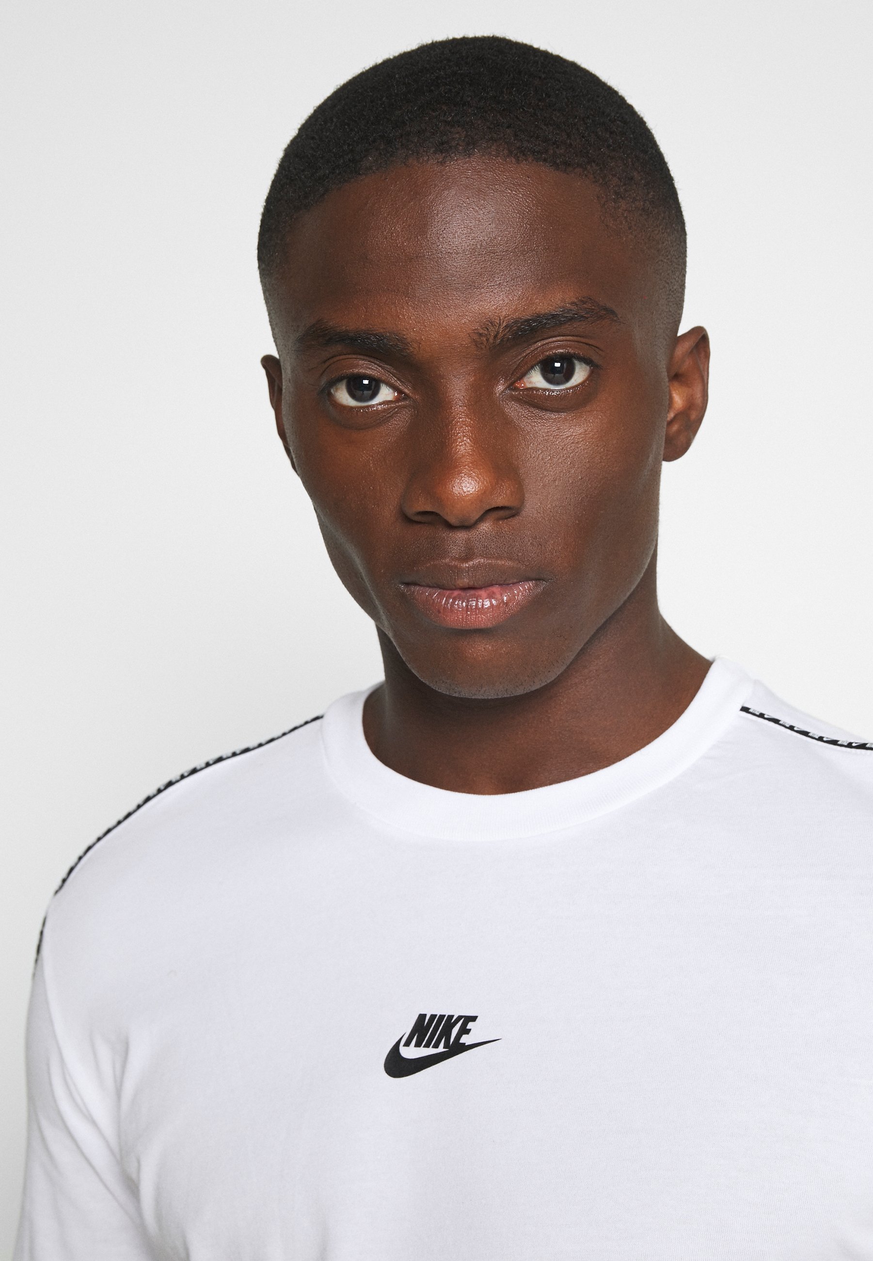 Nike Sportswear REPEAT T shirts med print white Zalando.no Nike Sportswear REPEAT - T-shirts - white