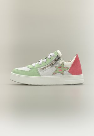 Baskets basses avec semelle blanche, devant vert pastel, talon rose, patch étoile, fermeture éclair et lacets blancs sur fond clair.