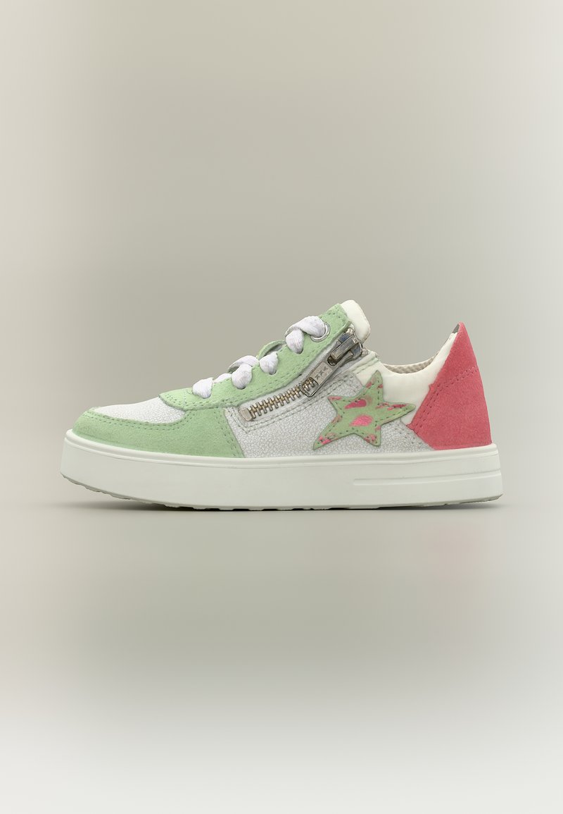 Κοντό αθλητικό παπούτσι με λευκή σόλα, μπροστινό μέρος σε παστέλ πράσινο, ροζ τακούνι, αστέρι κεντημένο, φερμουάρ και λευκά κορδόνια σε ανοιχτό φόντο.
