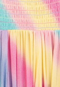 Buntes verlaufendes Gewebe mit einem Raffung design. Die Farbtöne wechseln von Mintgrün über Pink, Lavendel, Gelb bis zu sanftem Pfirsich. Die Textur ist leicht.