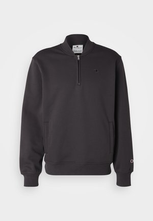 Felpa nera realizzata in misto cotone, con colletto a mezzo zip, due tasche laterali, polsini a coste e un piccolo logo sul petto.