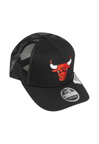 Schwarze Baseballmütze mit gebogenem Schild, Netzrücken, mit einem roten gestickten Bullenlogo auf der Vorderseite und einem Größenetikett an der Seite.