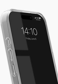 Smartphone con funda protectora transparente que muestra la hora 14:10 y la fecha viernes 6 de junio, con señal 5G y estado de la batería en pantalla negra.