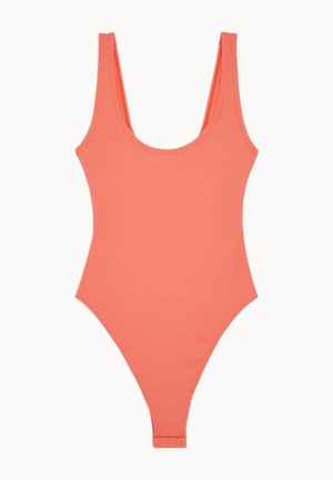Maillot de bain une pièce rainuré en corail vif. Doté d'un décolleté arrondi, de larges bretelles, de jambes hautes et d'un dos plongeant. Fermeture à bouton pression réglable.