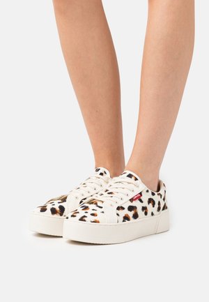 Sneakers Levi's con tomaia in tela bianca caratterizzati da una stampa leopardata marrone e nera, punta arrotondata e suola intermedia testurizzata. Design con lacci.