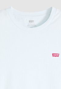 Φωτεινό γαλάζιο T-shirt με στρογγυλή λαιμόκοψη και κοντά μανίκια, με ένα μικρό κόκκινο λογότυπο Levi's στο άνω αριστερό μέρος του στήθους.