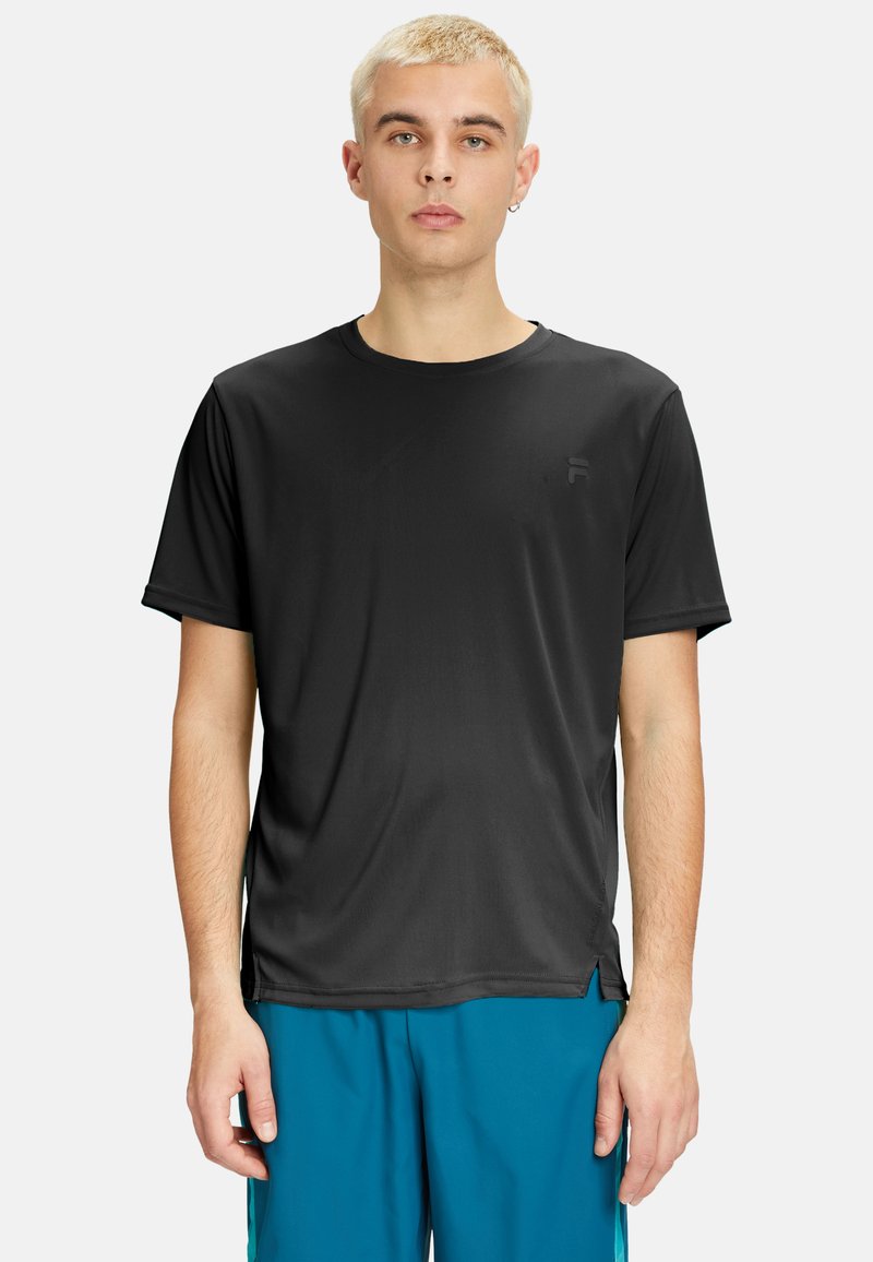 Sort kortærmet t-shirt lavet af glat, let materiale. Har en rund halsudskæring og et lille logo på venstre brystområde.